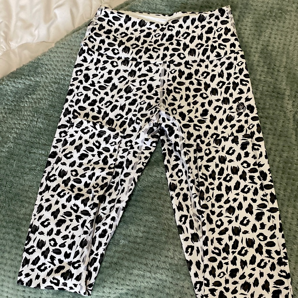 Ryderwear white cheetah print legging, scrunch bum size small